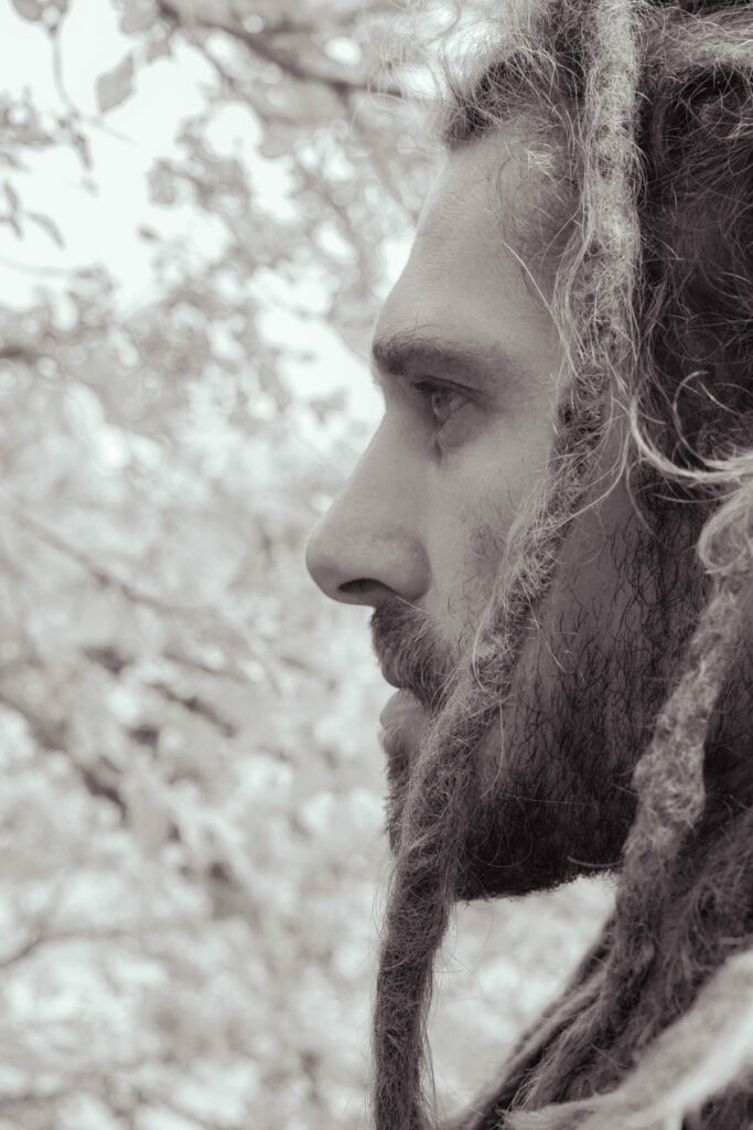 Une photo du profil de l'artiste Dhamma Djarra, en noir et blanc